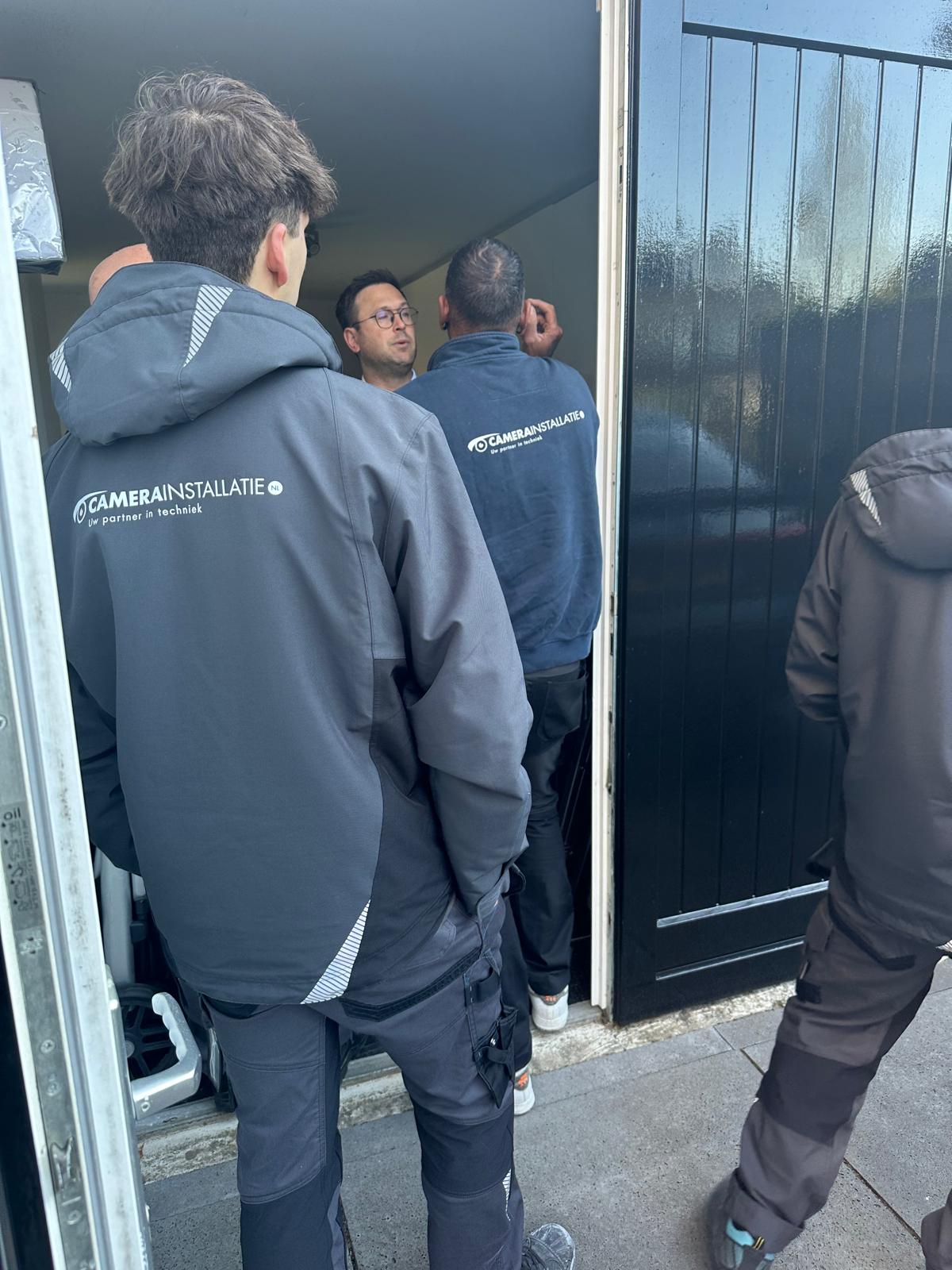 Adviseur bekijkt situatie op locatie en maakt cameraplan