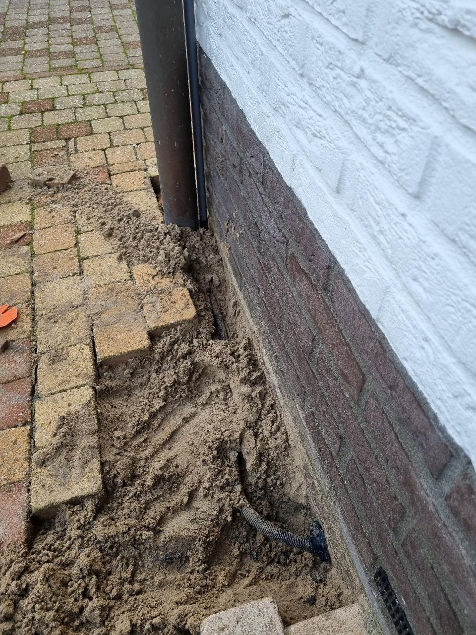 Camera bij de schuur achter in de tuin · Losse schuur · grondkabel in buis